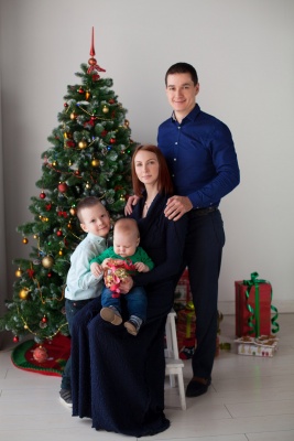 №3.
Наша семейная новогодняя фотография в обновлённом составе. В 2016 году нас стало больше, у нас родился ещё один сынок. И это наше первое совместное фото в фотостудии в новогоднем формате с детишками Костиком и Андрюшкой.  Мы любим хранить наши воспоминания! 